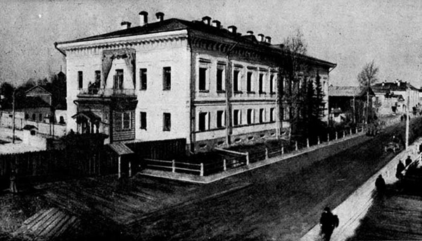 16. Ц.С. на балконе. Вид на губ. дом из дома Корнилова.jpg